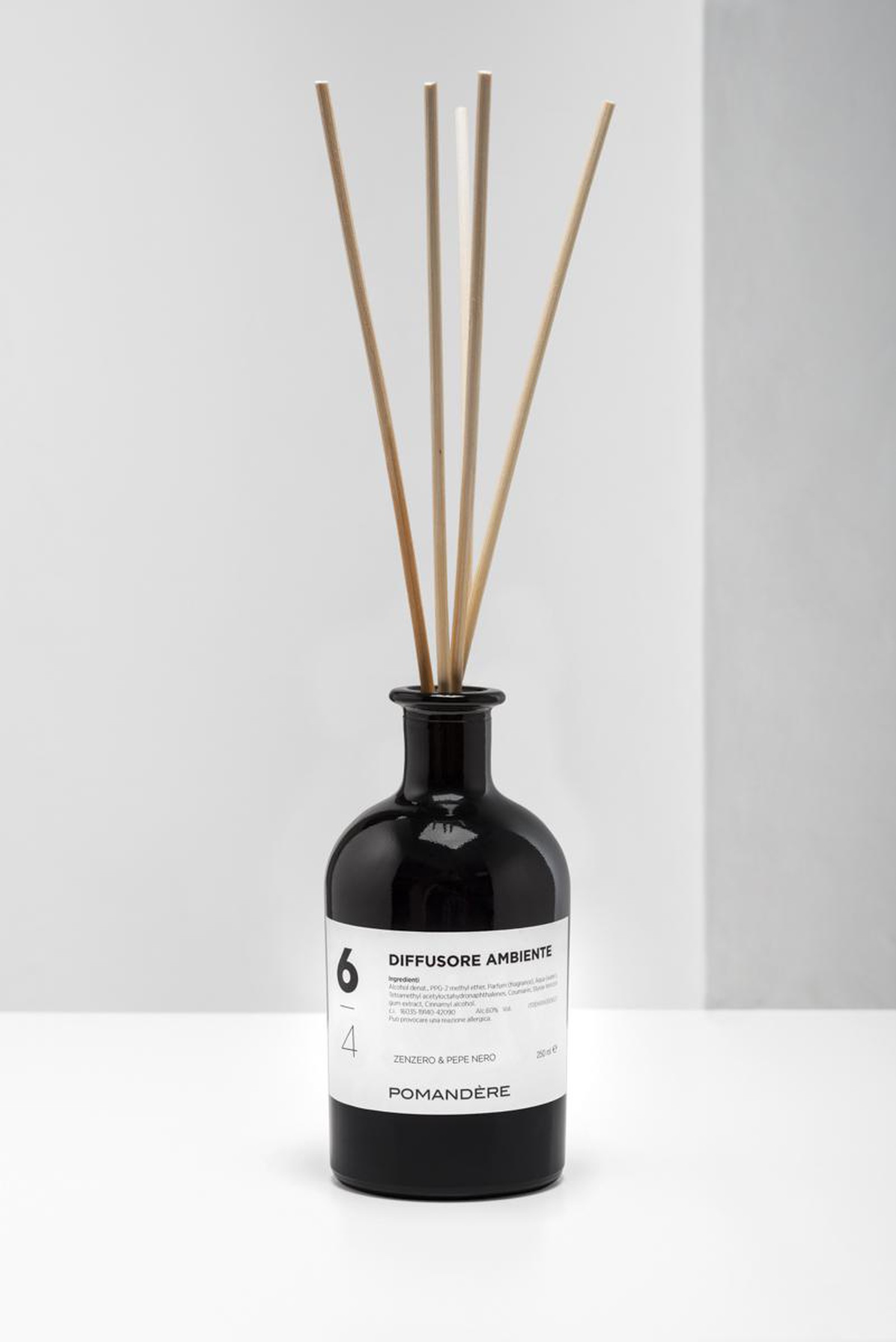 Ambient diffuser to perfume with fresh notes of clean elegance