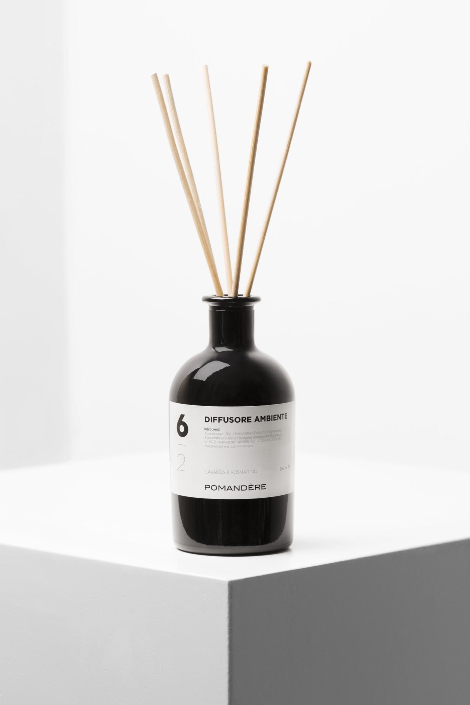 Ambient diffuser to perfume with fresh notes of clean elegance